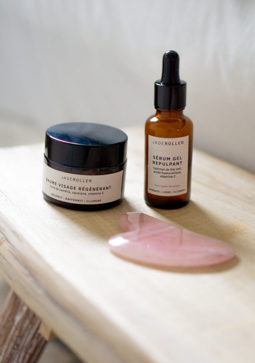 Rosenquarz Gua Sha mit Massagebalsam und aufpolsterndem Serum