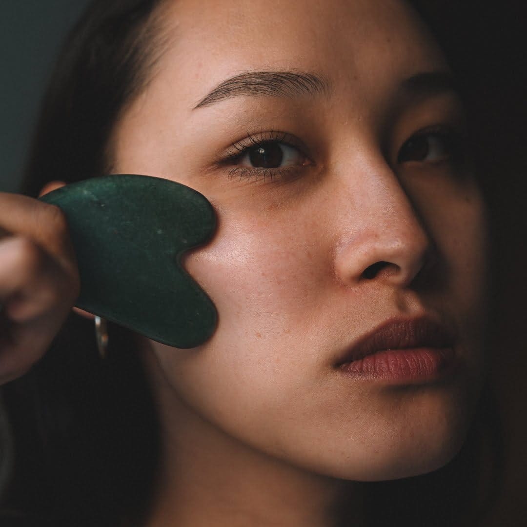 Masaje con jade gua sha