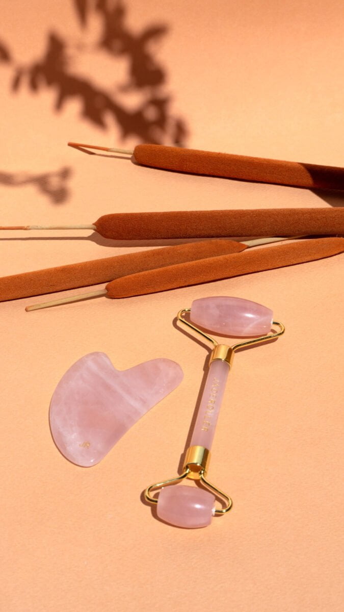 Routine benessere con ametista Gua Sha e rulli di giada