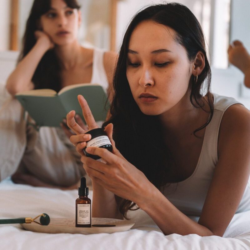 Uso de bálsamo facial regenerador